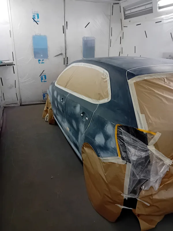 Citadine 3 portes — carrosserie et peinture en cabine — photo 1