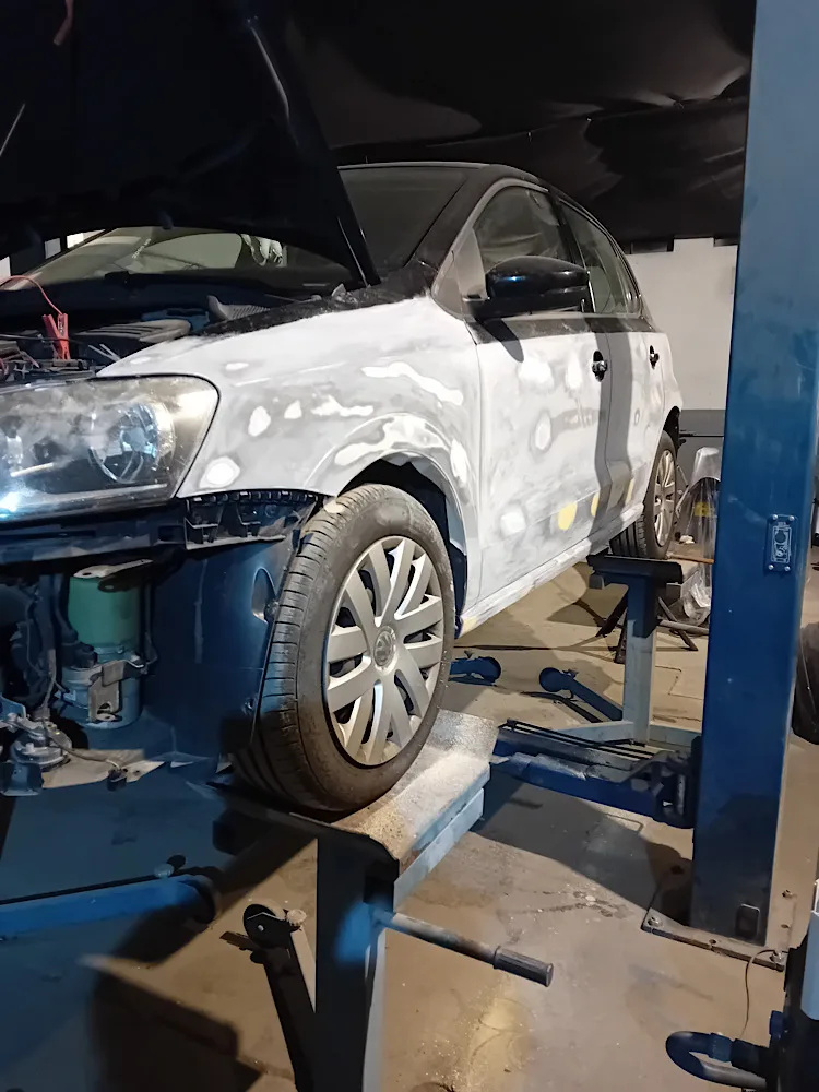 Volkswagen Polo — préparation et remise en peinture — Carrosserie Alp'Yvan, photo 1
