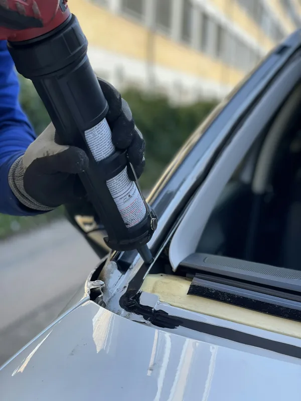 Remplacement de pare-brise — atelier Carrosserie Alp'Yvan à La Mure