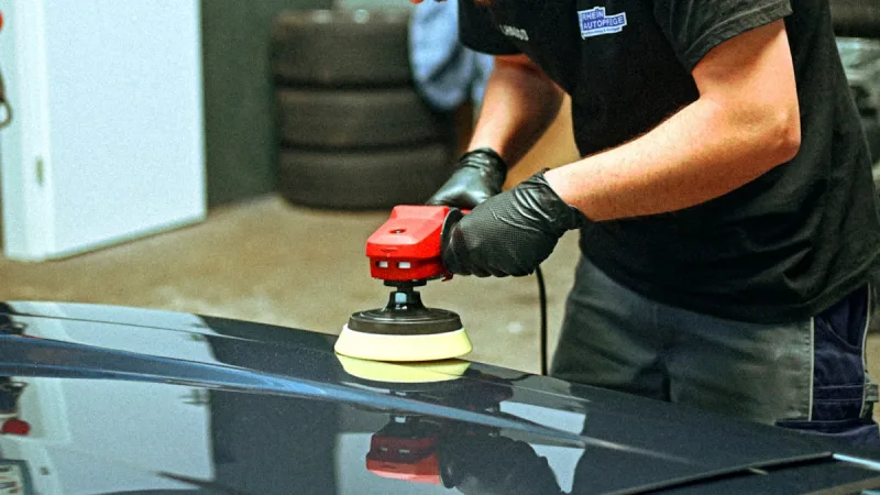 Polissage et lustrage — atelier Carrosserie Alp'Yvan à La Mure